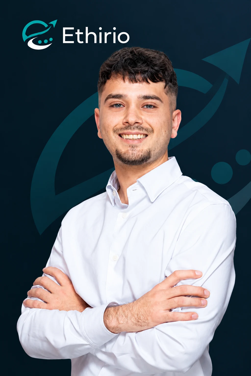 Miembro del equipo de Ethirio, sonriendo con camisa blanca