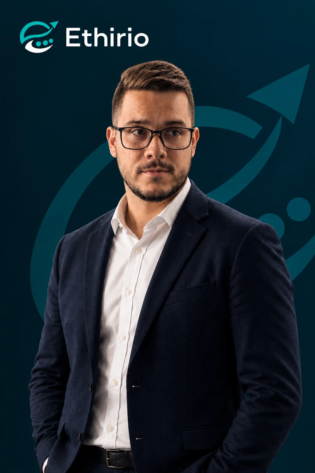 Miembro del equipo de Ethirio, con gafas y traje azul marino